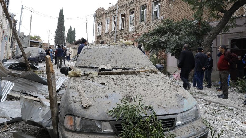 Perang Armenia dan Azerbaijan makin panas. Kedua militer negara tersebut saling menembak roket dan artileri di Nagorno-Karabakh, dalam pertempuran yang terjadi Minggu (4/10/2020) waktu setempat. AP/