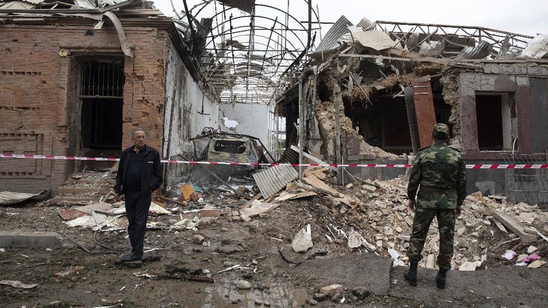 Perang Armenia dan Azerbaijan makin panas. Kedua militer negara tersebut saling menembak roket dan artileri di Nagorno-Karabakh, dalam pertempuran yang terjadi Minggu (4/10/2020) waktu setempat. AP/