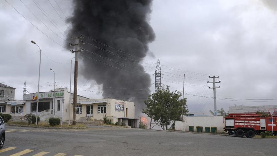 Perang Armenia dan Azerbaijan makin panas. Kedua militer negara tersebut saling menembak roket dan artileri di Nagorno-Karabakh, dalam pertempuran yang terjadi Minggu (4/10/2020) waktu setempat. (AP/Aram Kirakosyan)