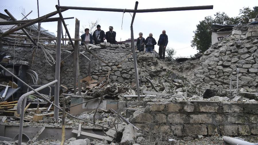 Perang Armenia dan Azerbaijan makin panas. Kedua militer negara tersebut saling menembak roket dan artileri di Nagorno-Karabakh, dalam pertempuran yang terjadi Minggu (4/10/2020) waktu setempat. AP/