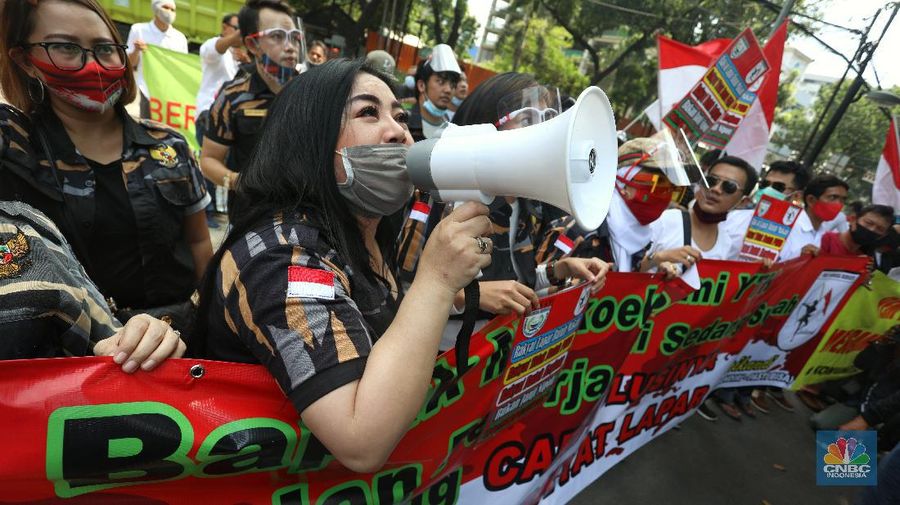 Puluhan pekerja seni dan hiburan malam berdemo di depan kantor DRPD Jakarta. (CNBC Indonesia/Andrean Kristianto)
