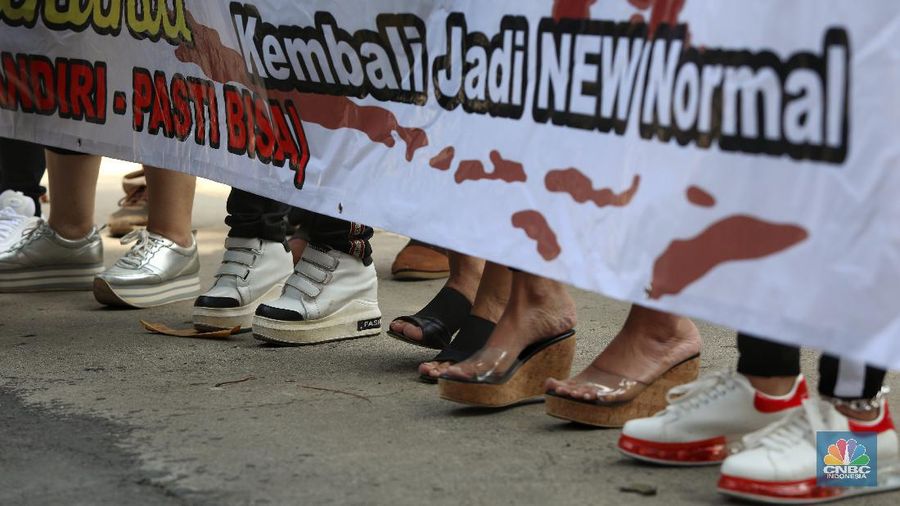 Puluhan pekerja seni dan hiburan malam berdemo di depan kantor DRPD Jakarta. (CNBC Indonesia/Andrean Kristianto)