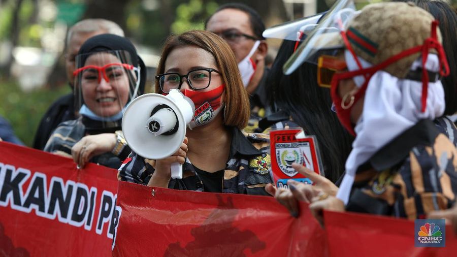 Puluhan pekerja seni dan hiburan malam berdemo di depan kantor DRPD Jakarta. (CNBC Indonesia/Andrean Kristianto)