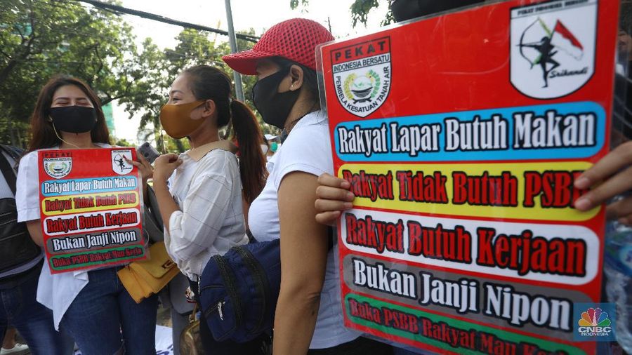 Puluhan pekerja seni dan hiburan malam berdemo di depan kantor DRPD Jakarta. (CNBC Indonesia/Andrean Kristianto)