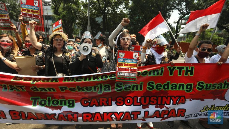 Puluhan pekerja seni dan hiburan malam berdemo di depan kantor DRPD Jakarta. (CNBC Indonesia/Andrean Kristianto)