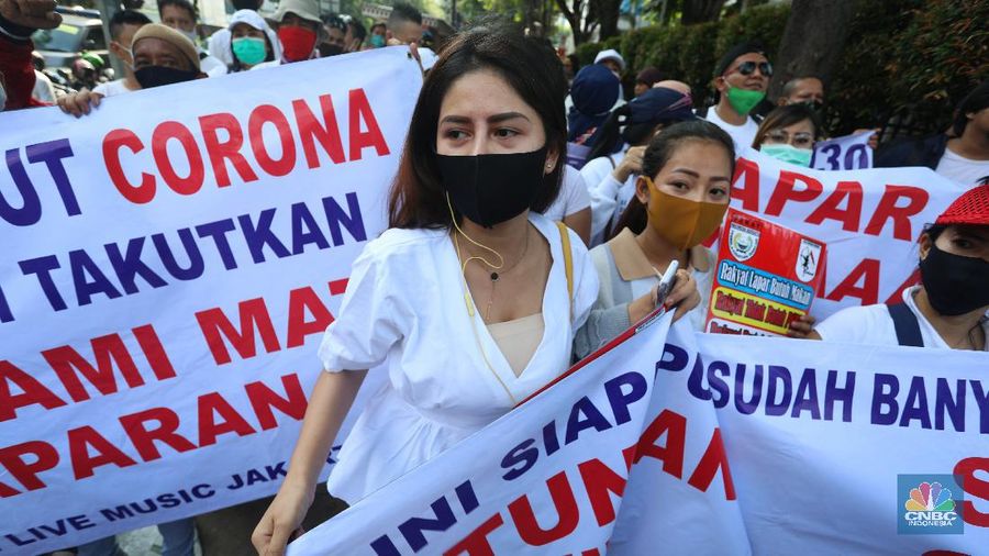 Puluhan pekerja seni dan hiburan malam berdemo di depan kantor DRPD Jakarta. (CNBC Indonesia/Andrean Kristianto)