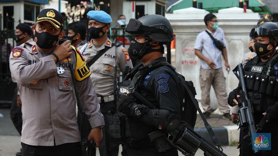 Puluhan pekerja seni dan hiburan malam berdemo di depan kantor DRPD Jakarta. (CNBC Indonesia/Andrean Kristianto)