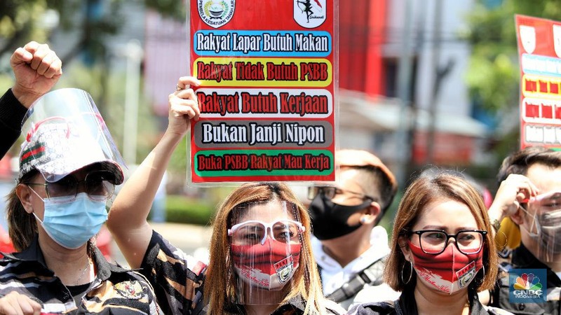 Puluhan pekerja seni dan hiburan malam berdemo di depan kantor DRPD Jakarta. (CNBC Indonesia/Andrean Kristianto)