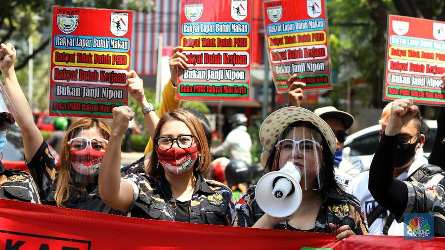 Puluhan pekerja seni dan hiburan malam berdemo di depan kantor DRPD Jakarta. (CNBC Indonesia/Andrean Kristianto)