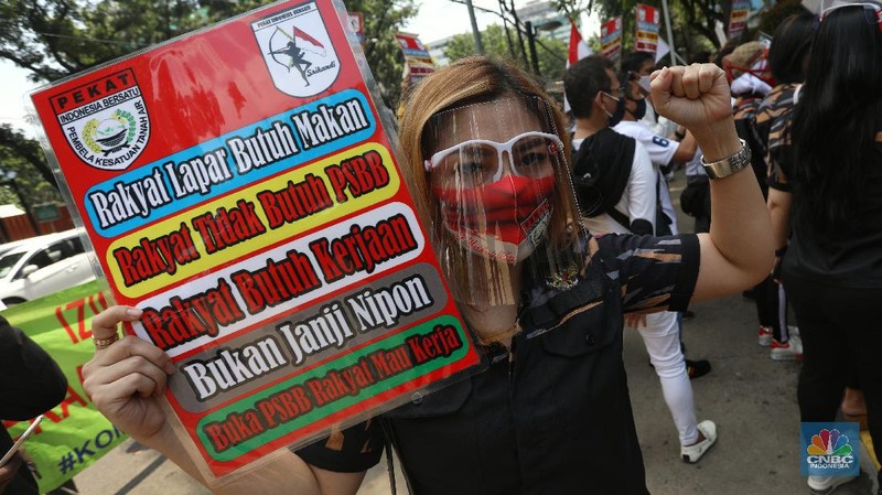 Puluhan pekerja seni dan hiburan malam berdemo di depan kantor DRPD Jakarta. (CNBC Indonesia/Andrean Kristianto)