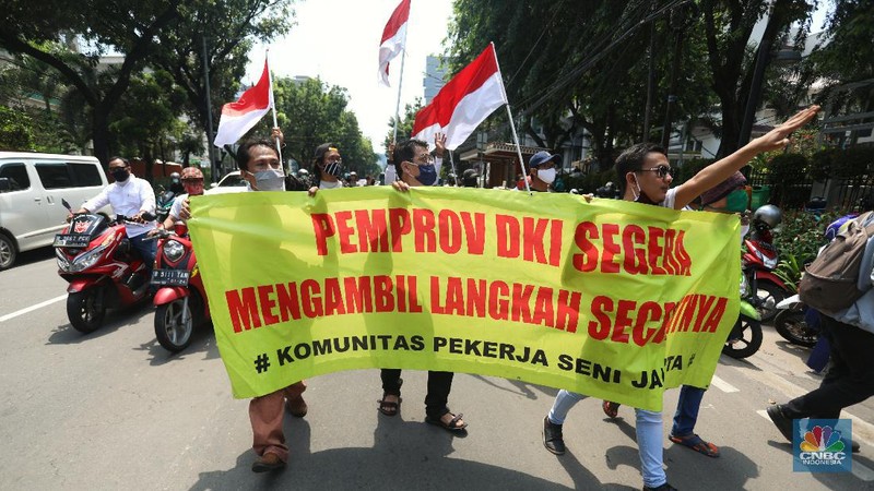 Puluhan pekerja seni dan hiburan malam berdemo di depan kantor DRPD Jakarta. (CNBC Indonesia/Andrean Kristianto)