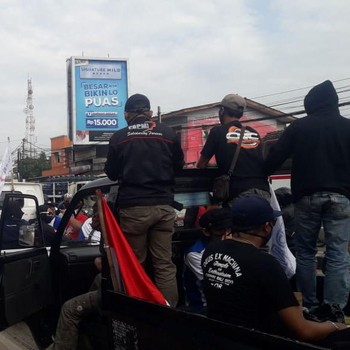 Begini Momen Massa Buruh Tolak Omnibus Law Diadang Aparat