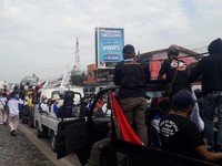 Begini Momen Massa Buruh Tolak Omnibus Law Diadang Aparat