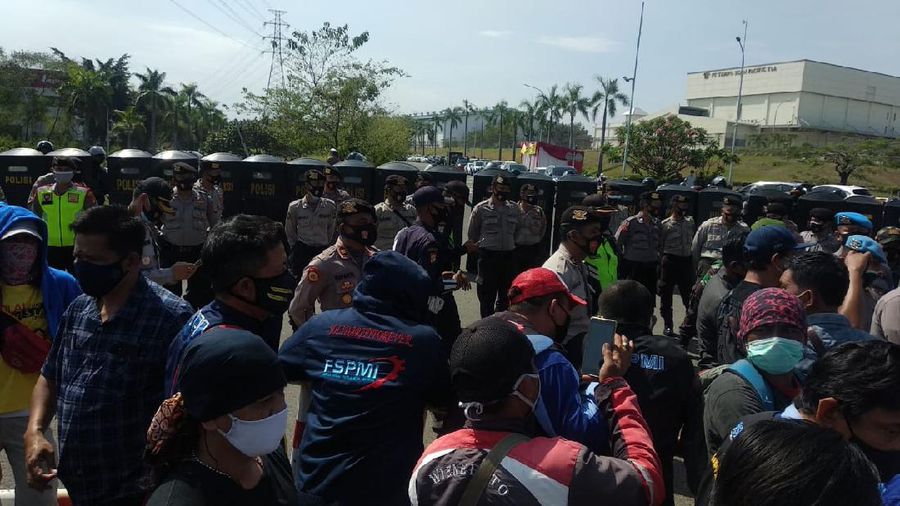 Sejumlah buruh di daerah ditahan untuk tidak berdemo di gedung DPR/MPR RI, Jakarta. (Dok: KSPI)