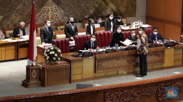 Suasana Rapat Paripurna DPR RI Senin (5 Oktober 2020). Rapat Paripurna mengesahkan Rancangan Undang-Undang (RUU) Cipta Kerja (Omnibus Law Ciptaker) menjadi Undang-undang resmi. (CNBC Indoensia/Muhammad Sabki) Suasana Rapat Paripurna DPR RI Senin (5 Oktober 2020). Rapat Paripurna mengesahkan Rancangan Undang-Undang (RUU) Cipta Kerja (Omnibus Law Ciptaker) menjadi Undang-undang resmi. (CNBC Indoensia/Muhammad Sabki)