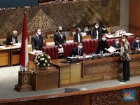 UU Ciptaker Diketok DPR: Investor Girang, Buruh Tak Senang!