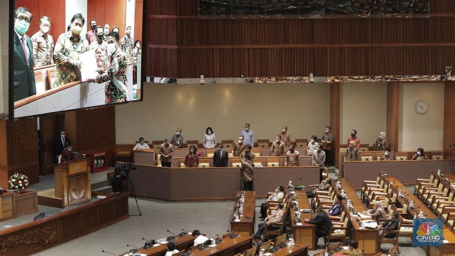Suasana Rapat Paripurna DPR RI Senin (5 Oktober 2020). Rapat Paripurna mengesahkan Rancangan Undang-Undang (RUU) Cipta Kerja (Omnibus Law Ciptaker) menjadi Undang-undang resmi. (CNBC Indoensia/Muhammad Sabki)