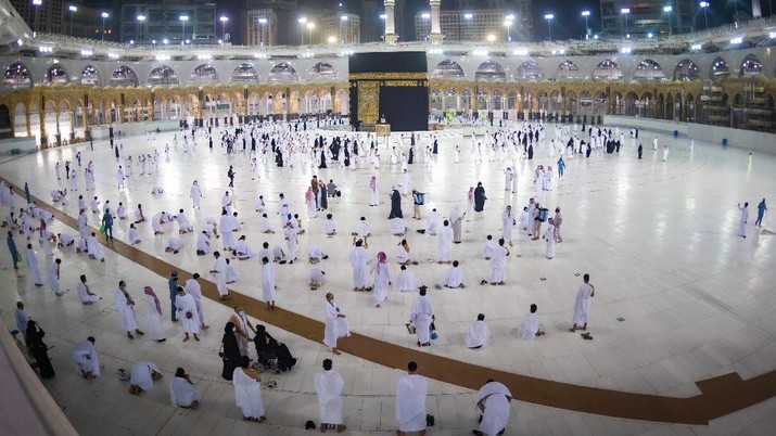 Umat Muslim mengelilingi Ka'bah, saat menjalani ibadah Umrah, di kota suci Muslim di Mekah, Arab Saudi. (AP/Amr Nabil)
