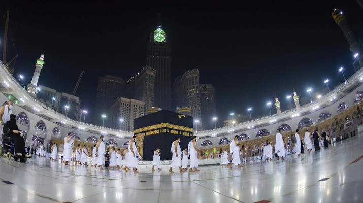 Umat Muslim mengelilingi Ka'bah, saat menjalani ibadah Umrah, di kota suci Muslim di Mekah, Arab Saudi. (AP/Amr Nabil)