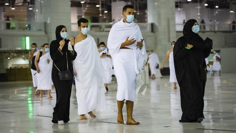 Umat Muslim mengelilingi Ka'bah, saat menjalani ibadah Umrah, di kota suci Muslim di Mekah, Arab Saudi. (AP/Amr Nabil)