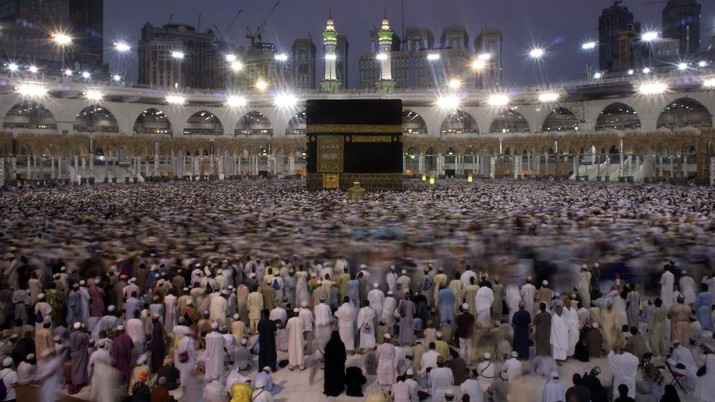 Umat Muslim mengelilingi Ka'bah, saat menjalani ibadah Umrah, di kota suci Muslim di Mekah, Arab Saudi. (AP/Amr Nabil) Umat Muslim mengelilingi Ka'bah, saat menjalani ibadah Umrah, di kota suci Muslim di Mekah, Arab Saudi. (AP/Amr Nabil)