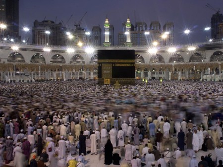 Umat Muslim mengelilingi Ka'bah, saat menjalani ibadah Umrah, di kota suci Muslim di Mekah, Arab Saudi. (AP/Amr Nabil)