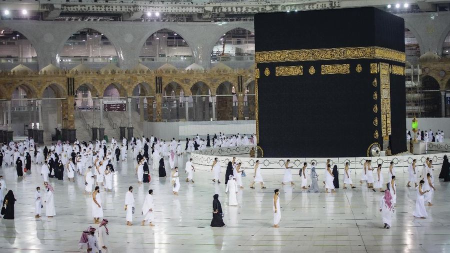 Umat Muslim mengelilingi Ka'bah, saat menjalani ibadah Umrah, di kota suci Muslim di Mekah, Arab Saudi. (AP/Amr Nabil)