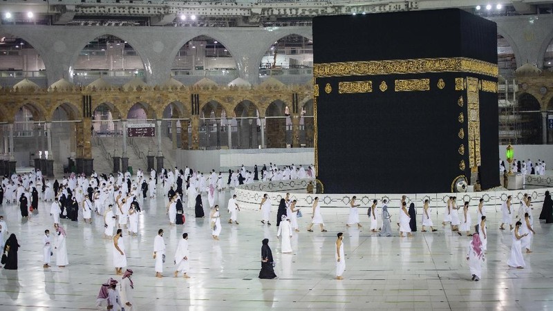 Umat Muslim mengelilingi Ka'bah, saat menjalani ibadah Umrah, di kota suci Muslim di Mekah, Arab Saudi. (AP/Amr Nabil)