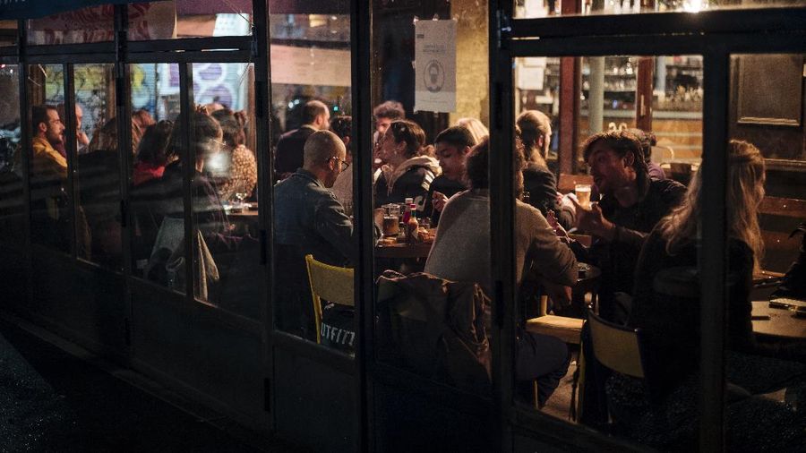 Kafe dan Bar di Paris Ramai Jelang Ditutup karena Covid. (AP/Lewis Joly)