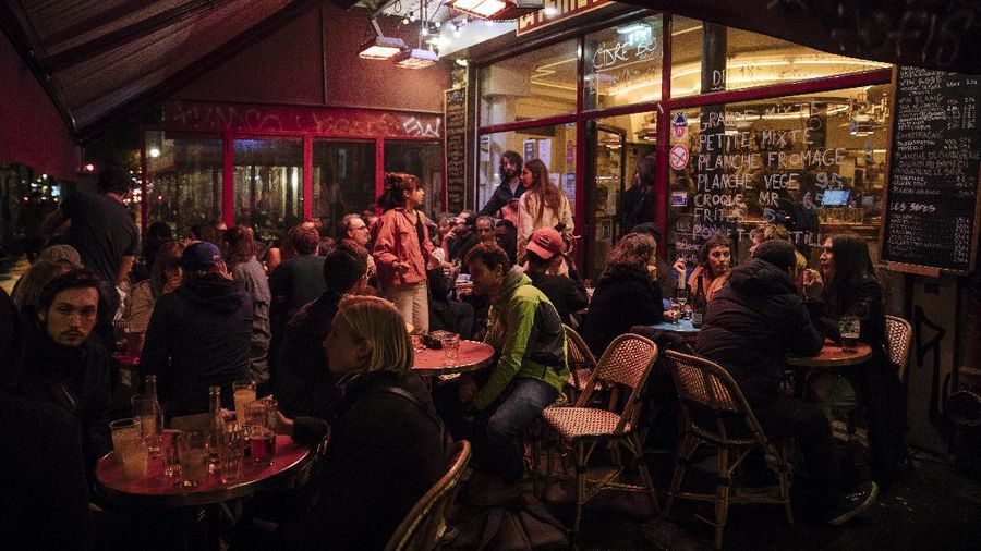 Kafe dan Bar di Paris Ramai Jelang Ditutup karena Covid. (AP/Lewis Joly)