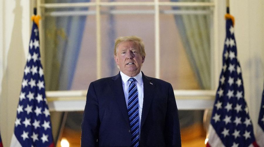 Presiden Amerika Serikat (AS) Donald Trump tidak memakai masker saat berada di Gedung Putih. (AP/Alex Brandon)