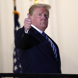 Donald Trump: Kena Corona Adalah Berkah Tuhan