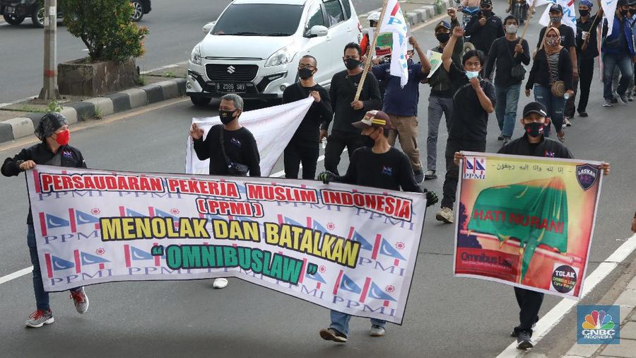 Puluhan buruh berdemo melakukan aksi long march untuk tolak UU Omnibus Law Cipta Kerja di kawasan Cibinong, Bogor. (CNBC Indonesia/Andrean Kristianto)