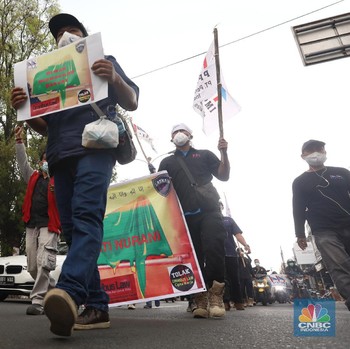 Intip Long March Buruh Cibinong Tolak Keras UU Cipta Kerja