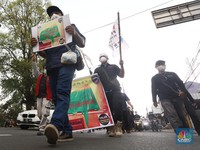 Intip Long March Buruh Cibinong Tolak Keras UU Cipta Kerja