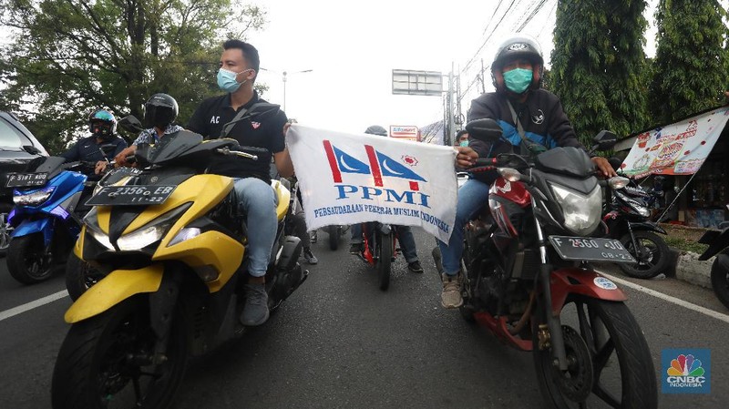 Puluhan buruh berdemo melakukan aksi long march untuk tolak UU Omnibus Law Cipta Kerja di kawasan Cibinong, Bogor. (CNBC Indonesia/Andrean Kristianto)