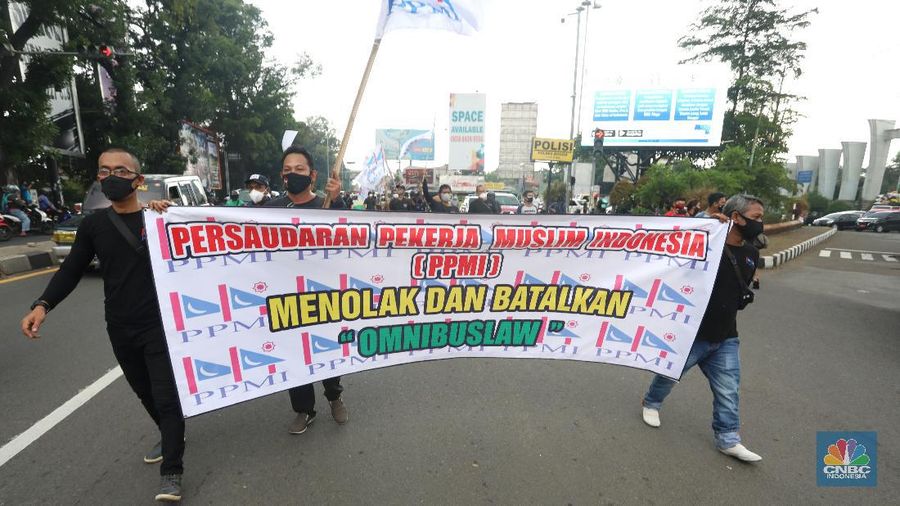 Puluhan buruh berdemo melakukan aksi long march untuk tolak UU Omnibus Law Cipta Kerja di kawasan Cibinong, Bogor. (CNBC Indonesia/Andrean Kristianto)