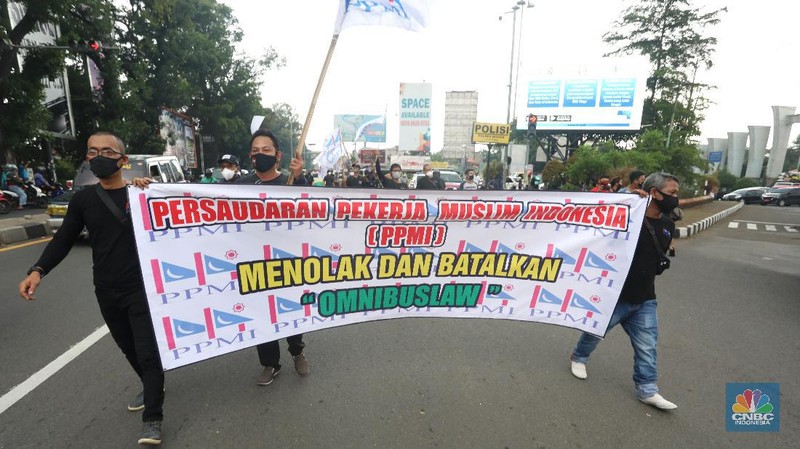 Puluhan buruh berdemo melakukan aksi long march untuk tolak UU Omnibus Law Cipta Kerja di kawasan Cibinong, Bogor. (CNBC Indonesia/Andrean Kristianto)