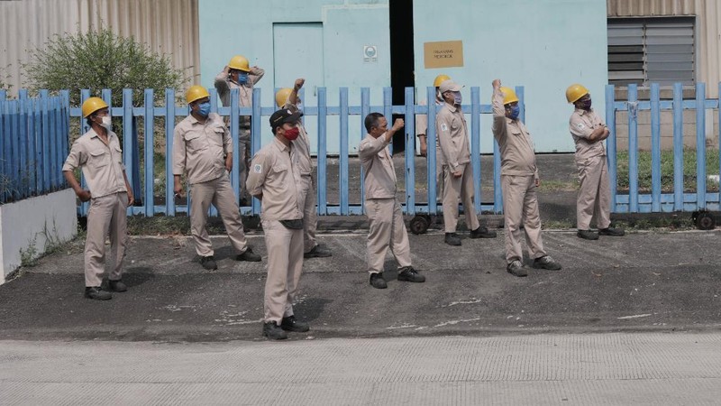 Serikat pekerja berkeliling di Kawasan Industri Pulo gadung, Selasa (6/10). Massa buruh yang ikut mogok nasional menyerukan penolakan UU Cipta Kerja Omnibus Law yang sudah di sahkan kemarin. (CNBC Indonesia/Muhammad Sabki)