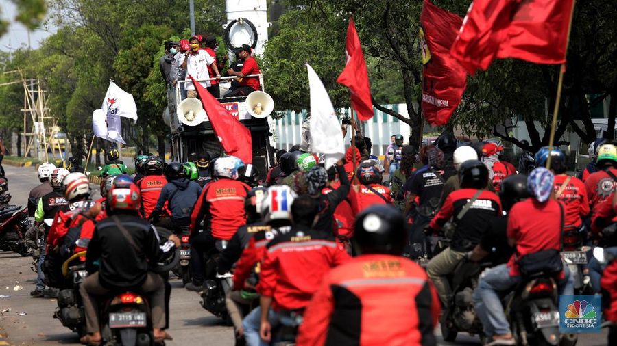 Serikat pekerja berkeliling di Kawasan Industri Pulo gadung, Selasa (6/10). Massa buruh yang ikut mogok nasional menyerukan penolakan UU Cipta Kerja Omnibus Law yang sudah di sahkan kemarin. (CNBC Indonesia/Muhammad Sabki)