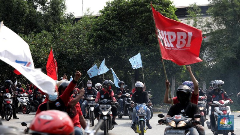 Serikat pekerja berkeliling di Kawasan Industri Pulo gadung, Selasa (6/10). Massa buruh yang ikut mogok nasional menyerukan penolakan UU Cipta Kerja Omnibus Law yang sudah di sahkan kemarin. (CNBC Indonesia/Muhammad Sabki)