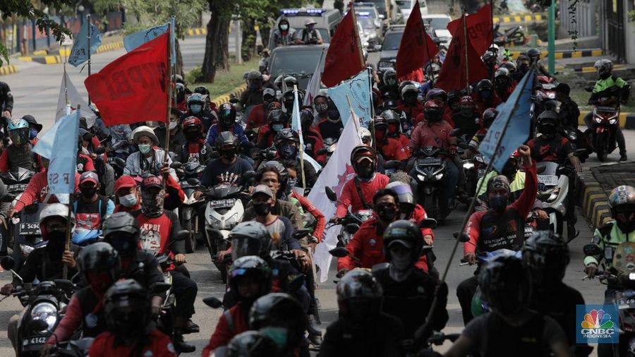 Serikat pekerja berkeliling di Kawasan Industri Pulo gadung, Selasa (6/10). Massa buruh yang ikut mogok nasional menyerukan penolakan UU Cipta Kerja Omnibus Law yang sudah di sahkan kemarin. (CNBC Indonesia/Muhammad Sabki)