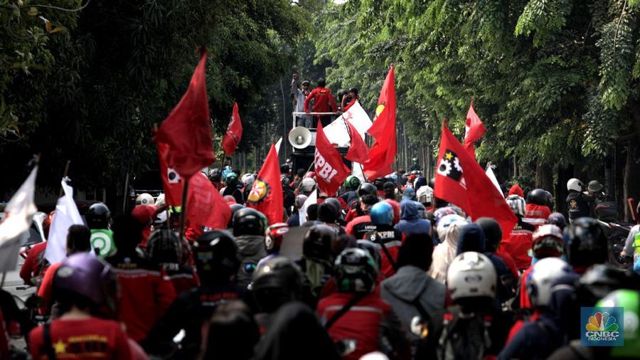 Serikat pekerja berkeliling di Kawasan Industri Pulo gadung, Selasa (6/10). Massa buruh yang ikut mogok nasional menyerukan penolakan UU Cipta Kerja Omnibus Law yang sudah di sahkan kemarin. (CNBC Indonesia/Muhammad Sabki)