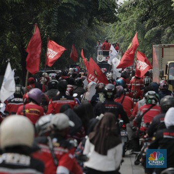 Melihat Ratusan Buruh Demo di Kawasan Industri Pulo Gadung