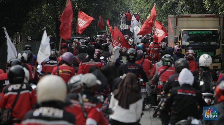 Serikat pekerja berkeliling di Kawasan Industri Pulo gadung, Selasa (6/10). Massa buruh yang ikut mogok nasional menyerukan penolakan UU Cipta Kerja Omnibus Law yang sudah di sahkan kemarin. (CNBC Indonesia/Muhammad Sabki)