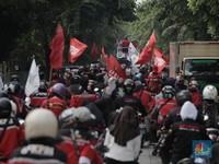 Melihat Ratusan Buruh Demo di Kawasan Industri Pulo Gadung