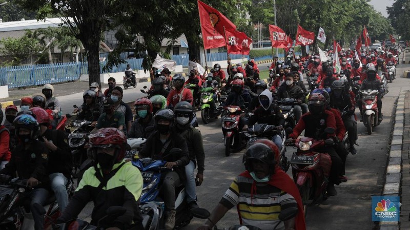 Serikat pekerja berkeliling di Kawasan Industri Pulo gadung, Selasa (6/10). Massa buruh yang ikut mogok nasional menyerukan penolakan UU Cipta Kerja Omnibus Law yang sudah di sahkan kemarin. (CNBC Indonesia/Muhammad Sabki)