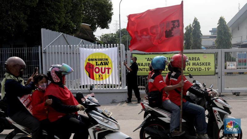 Serikat pekerja berkeliling di Kawasan Industri Pulo gadung, Selasa (6/10). Massa buruh yang ikut mogok nasional menyerukan penolakan UU Cipta Kerja Omnibus Law yang sudah di sahkan kemarin. (CNBC Indonesia/Muhammad Sabki)