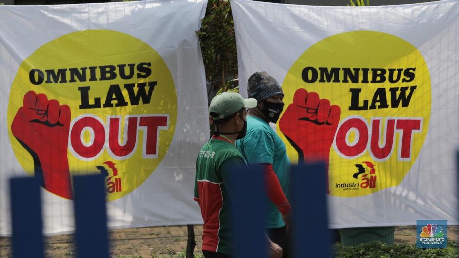 Serikat pekerja berkeliling di Kawasan Industri Pulo gadung, Selasa (6/10). Massa buruh yang ikut mogok nasional menyerukan penolakan UU Cipta Kerja Omnibus Law yang sudah di sahkan kemarin. (CNBC Indonesia/Muhammad Sabki)