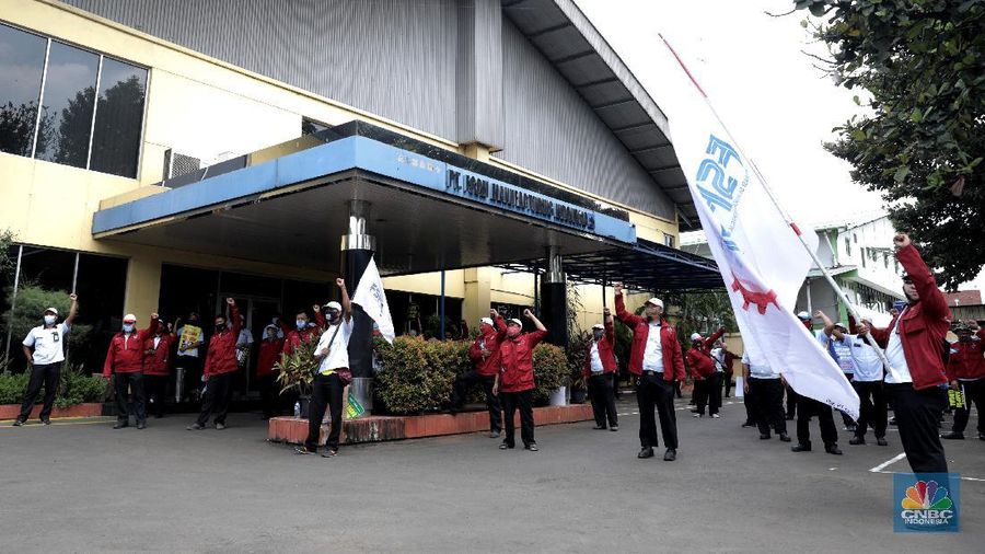 Serikat pekerja berkeliling di Kawasan Industri Pulo gadung, Selasa (6/10/2020). Massa buruh yang ikut mogok nasional menyerukan penolakan UU Cipta Kerja Omnibus Law yang sudah di sahkan kemarin. (CNBC Indonesia/Muhammad Sabki)